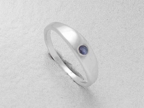 Süßer filigraner Silber Taufring mit Saphir, hergestellt von Juwelier Harnisch, aus hochwertigem Silber, elegant in schlichtem Design, ideal als Geschenk zur Taufe.