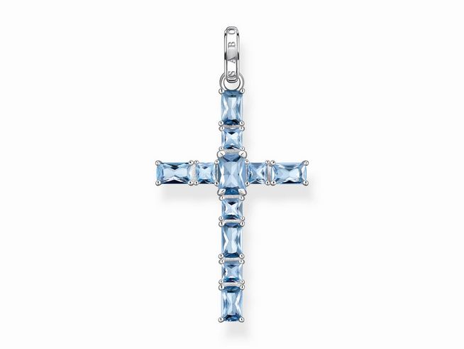 Thomas Sabo PE939-009-1 Anhänger in Form eines Kreuzes aus Silber mit synthetischem blauen Spinell. Der Anhänger zeigt eine elegante Anordnung von hellblauen Steinen.