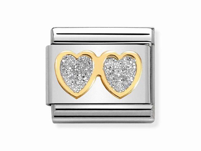 Die Bildbeschreibung zeigt ein Schmuckelement von Nomination mit dem Namen Classic 030220 01. Es handelt sich um eine Emaille Glitter Herz-Doppelherz-Darstellung in Silber und Gold.