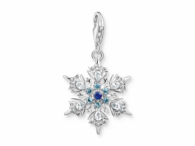 Charm-Anhänger in Form einer Schneeflocke aus geschwärztem Sterling Silber, verziert mit syn. Spinell und Zirkonia in verschiedenen Blautönen. Elegant und funkelnd.
