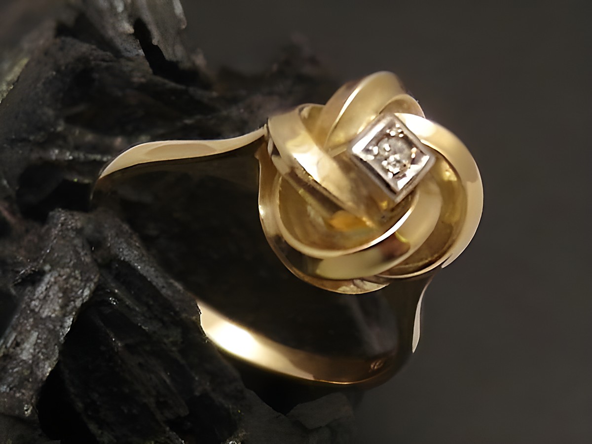 Goldring in großartigem Design aus Gold 585 mit einem Diamanten, Größe 55, Hersteller Juwelier Harnisch, bis Größe 56/18. Ideal für besondere Anlässe.