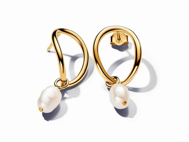 Organisch geformte Ohrringe aus vergoldetem Gelbgold mit barocken Süßwasserzuchtperlen, die elegant am Ohr hängen und einen modernen, zeitlosen Look verleihen.