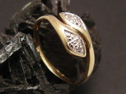 Goldring Schlangen Gold 585 bicolor mit Diamanten, Größe 59, Hersteller Juwelier Harnisch, geeignet bis Größe 60/19, elegantes Design mit funkelnden Steinen auf einer geschwungenen Fläche.