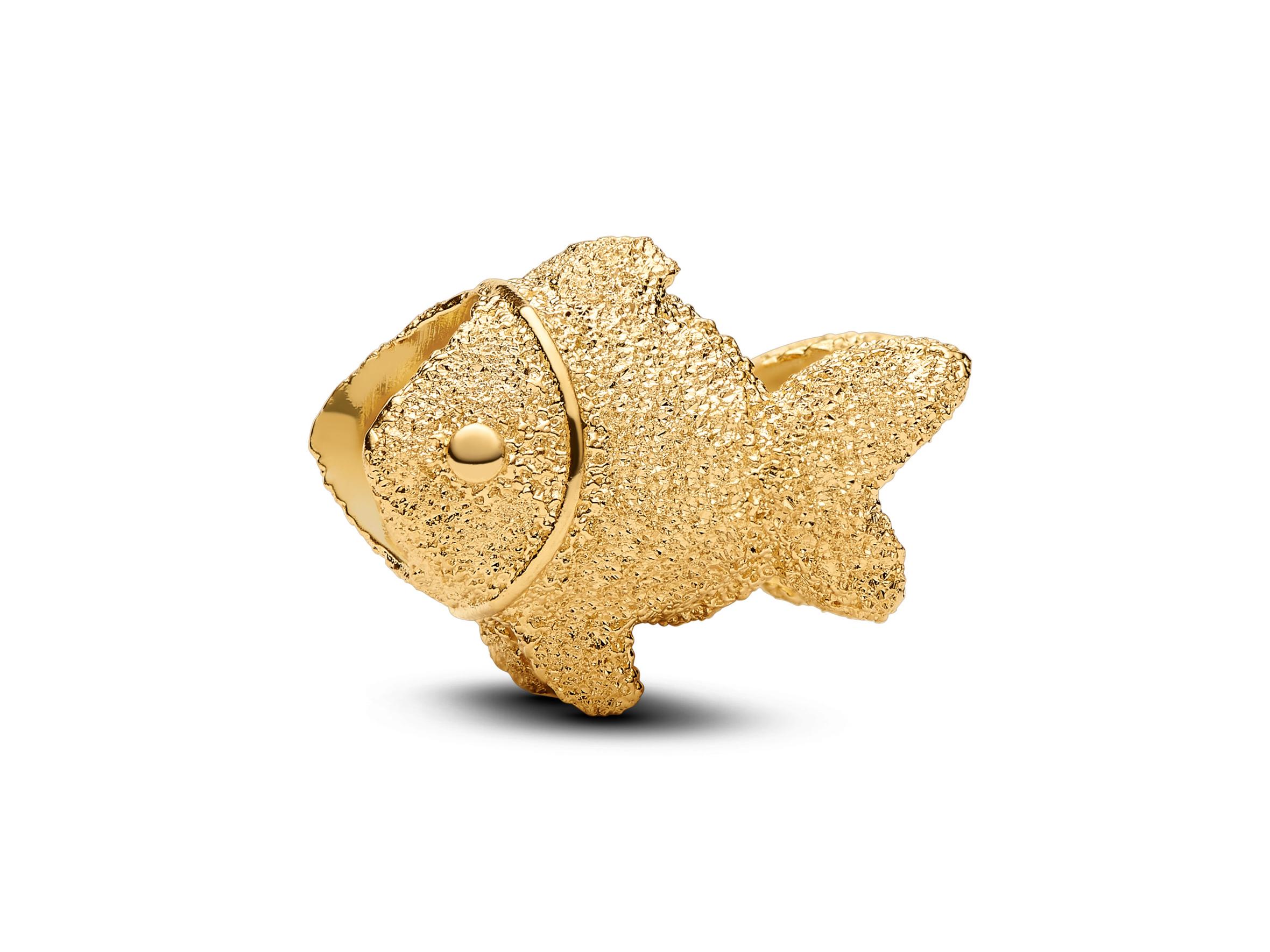 Pandora 764522C00 strukturierter Fisch Mini Charm in Gelbgold Vergoldung von Pandora, neuheiten, kunstvoll gestalteter anhänger mit texturierter oberfläche und charakteristischem fischdesign.