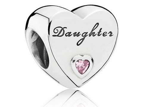 Charm aus Silber in Herzform mit der Gravur Daughter und einem pinken Zirkonia Stein, gefertigt von Pandora, Modellnummer 791726PCZ.