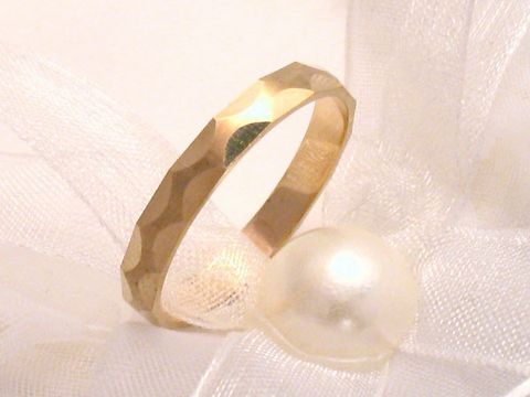 Trauring Ehering EVERLASTING aus Gold 333 in der Größe 53/16,9 von Juwelier Harnisch, bis Größe 54/17,2, elegant und zeitlos mit facettierter Oberfläche, daneben eine Perle.