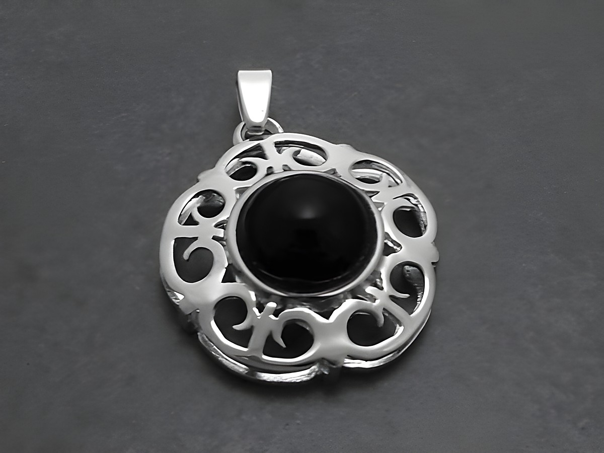 Silber Anhänger mit echtem schwarzen Onyx in filigraner Form, Hersteller Juwelier Harnisch, ideal für elegante Outfits und besondere Anlässe.