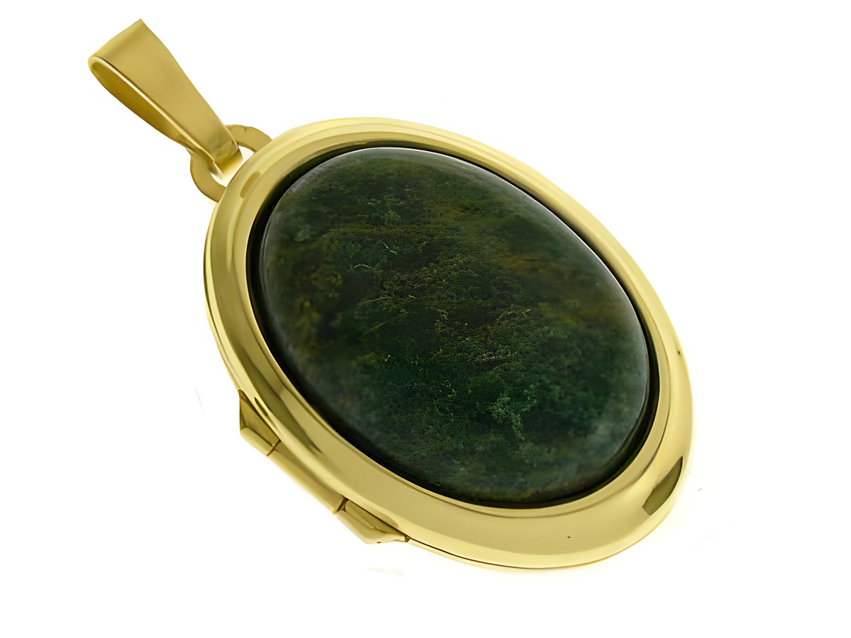 Afrika Jade Medaillon mit Cabochon aus Gold 333, hergestellt von Juwelier Harnisch, ovaler Anhänger mit grüner Edelsteineinfassung, edles Schmuckstück für besondere Anlässe.