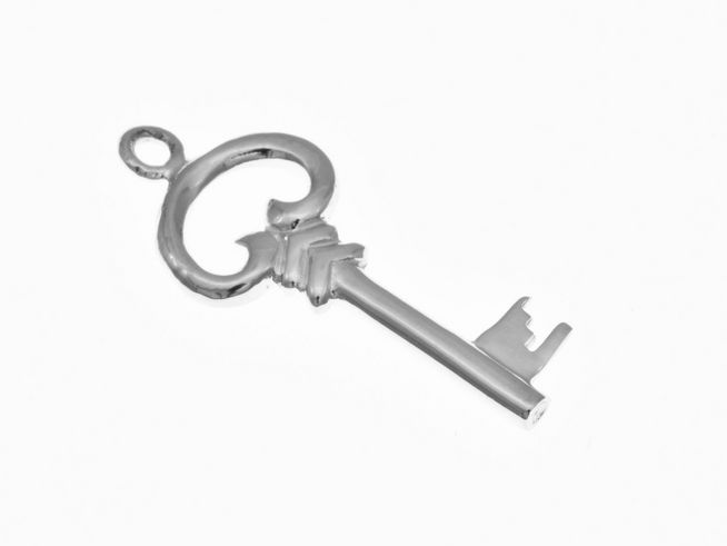 Schlüssel Anhänger aus Sterling Silber, nostalgisches Design, ovaler Hersteller: Juwelier Harnisch, detaillierte Darstellung eines vintage Schlüssels.
