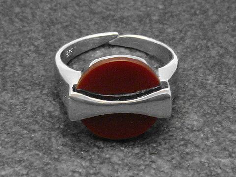 Silberring mit verstellbarem Design, ausgestattet mit einem runden Karneolstein, rhodiniert, eleganter Look, ideal für jeden Anlass. Schmuckstück vom Juwelier Harnisch.