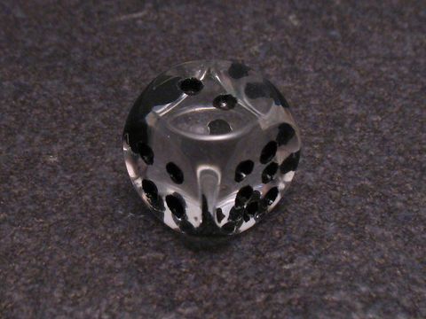 Steinwürfel aus Bergkristall als Glücksbringer, hergestellt vom Juwelier Harnisch, verzückt durch seine klare Struktur und die schwarzen Einschlüsse, ideal als faszinierendes Schmuckstück.