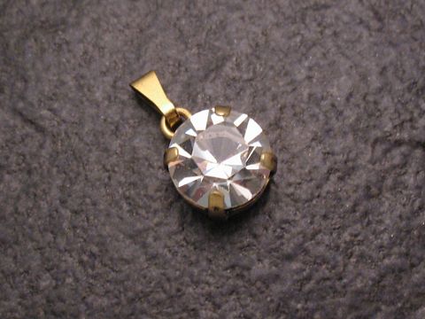 Weißer Strass Anhänger Sexy City Look rund, Hersteller Juwelier Harnisch, mit goldfarbener Öse, funkelt an einer dunklen Oberfläche und eignet sich perfekt für jeden Anlass.