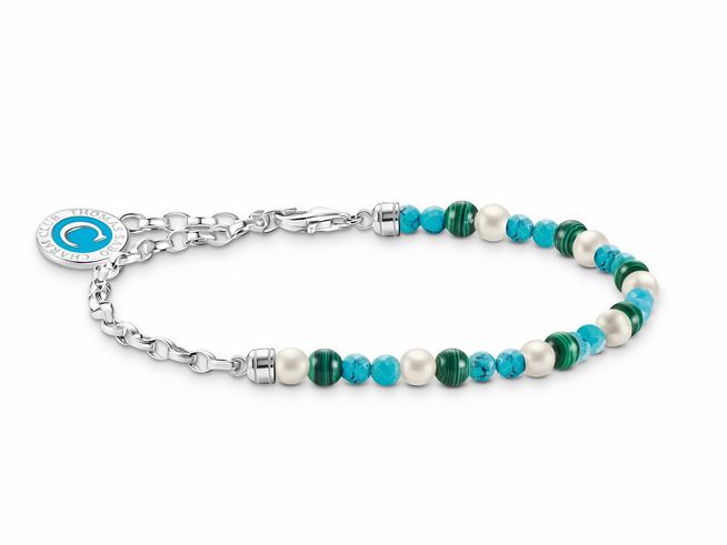 Das Bild zeigt ein Thomas Sabo A2130-158-7-L17v Armband aus Silber mit bunten Emaille-Elementen und Zuchtperlen in verschiedenen Farben, geeignet für Handgelenke von 14 bis 17 cm.