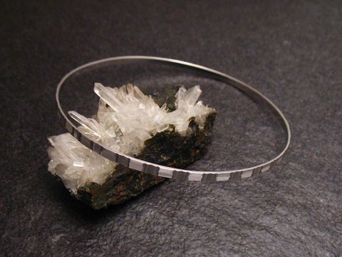 Armreifen bezaubernd - 2,5 mm - Weißgold 585 - 22 cm, Hersteller: Juwelier Harnisch, auf einem Steinfundament präsentiert, strahlt Eleganz und zeitloses Design aus.