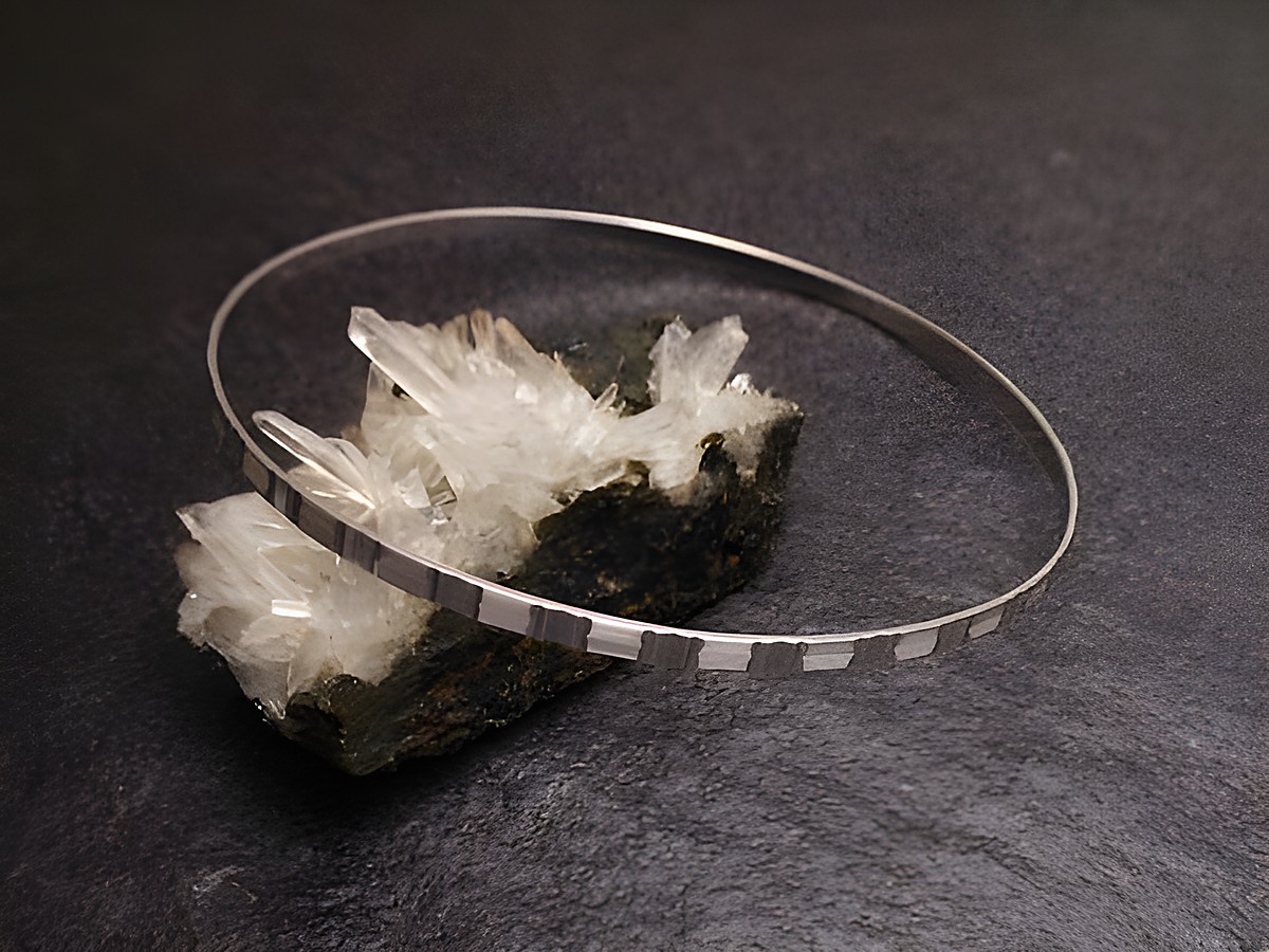Armreifen bezaubernd - 2,5 mm - Weißgold 585 - 22 cm, Hersteller: Juwelier Harnisch, auf einem Steinfundament präsentiert, strahlt Eleganz und zeitloses Design aus.