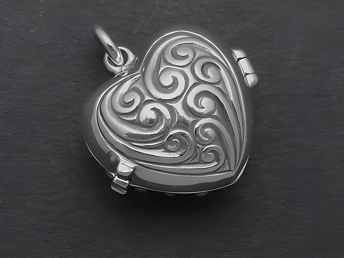 Medaillon in Herzform aus Silber mit zeitloser, weißer Gestaltung und verschnörkeltem Muster, ideal als Schmuckstück für besondere Anlässe, Hersteller Juwelier Harnisch. – Ansicht 2