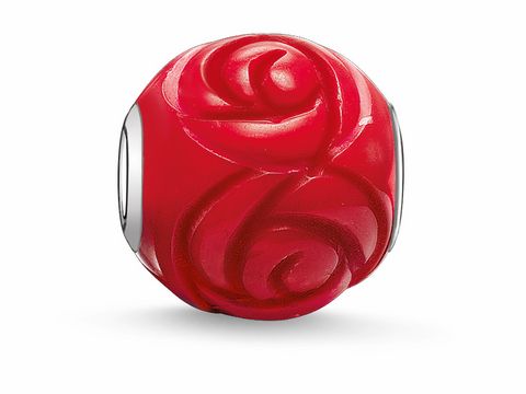 Karma Beads K0038-590-10 von Thomas Sabo in der Form einer roten Rose aus Bambuskoralle mit detailreicher gravierter Blütenstruktur und silbernen Seiten.