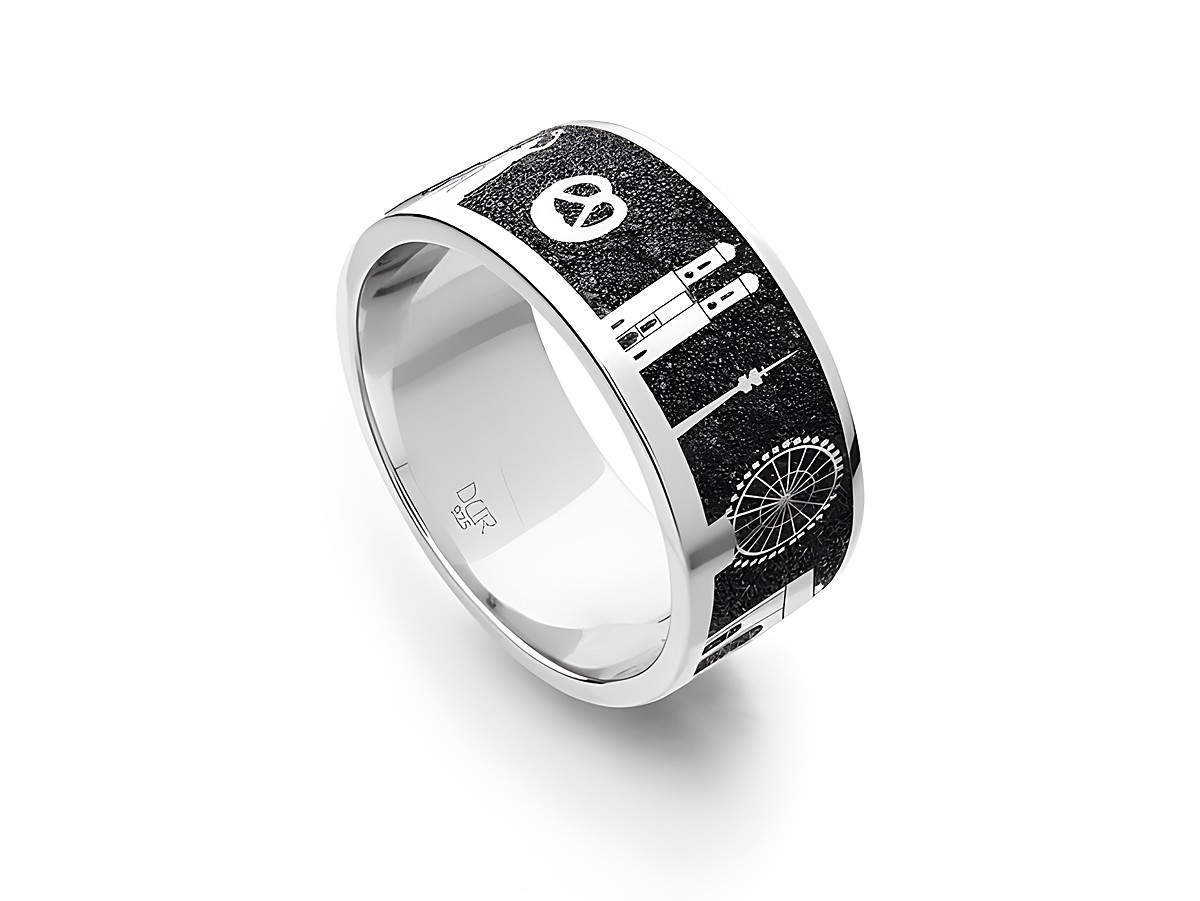 DUR Lavasand Ring Nachtring München R4778.56 aus Sterling Silber in Größe 56 zeigt eine schwarze Oberfläche mit silbernen Motiven der Münchner Skyline und einem Friedenssymbol.