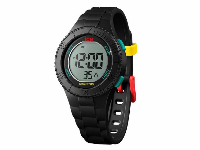 Die Ice Watch ICE digit in der Black trilogy Small zeigt ein digitales Ziffernblatt mit schwarzem Armband. Die Uhr ist wasserdicht bis 100 Meter und hat bunte Funktionstasten.