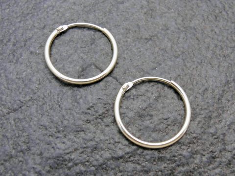 Gold Creolen 1,75 cm aus Gold 333 mit einem Durchmesser von 1,3 mm, hochwertig verarbeitet vom Juwelier Harnisch, ideal für jeden Anlass und bis 25 mm tragbar.