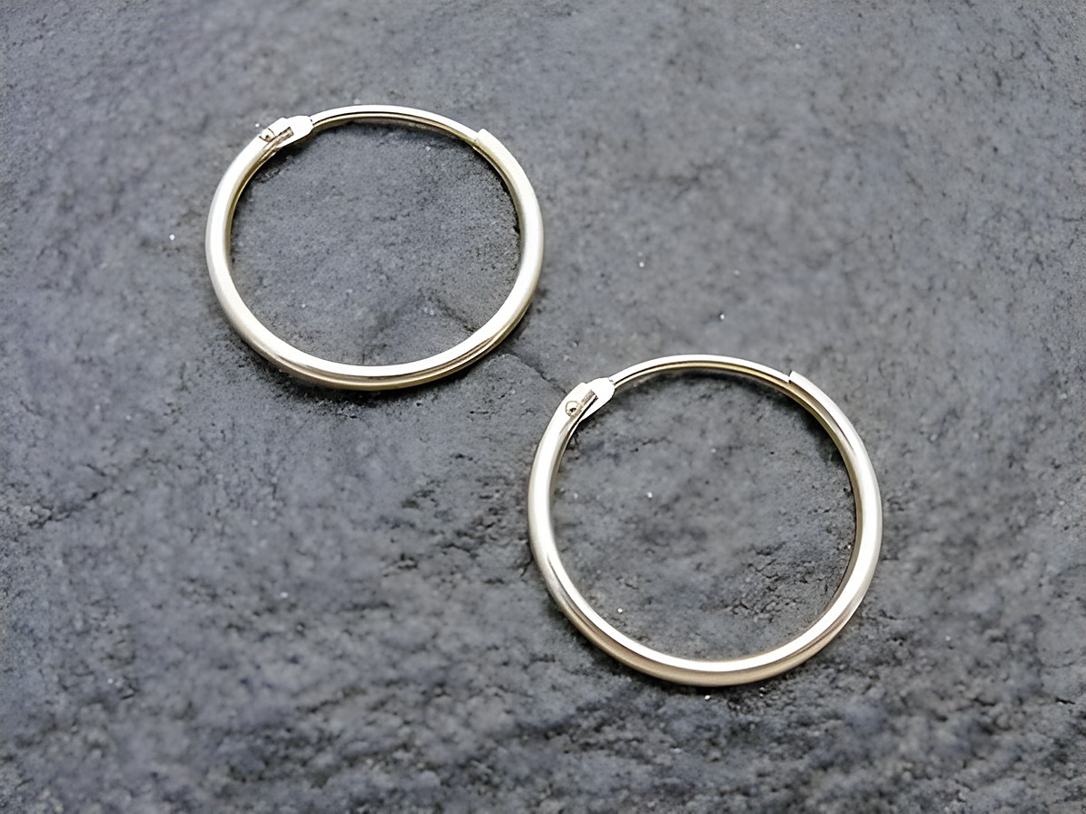 Gold Creolen 1,75 cm aus Gold 333 mit einem Durchmesser von 1,3 mm, hochwertig verarbeitet vom Juwelier Harnisch, ideal für jeden Anlass und bis 25 mm tragbar.