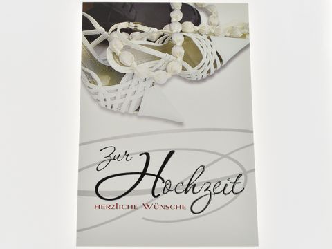 Hochzeitskarte mit dem Schriftzug zur Hochzeit und herzliche Wünsche, darauf sind die eleganten Schuhe von Braut und Bräutigam abgebildet, Hersteller Juwelier Harnisch.