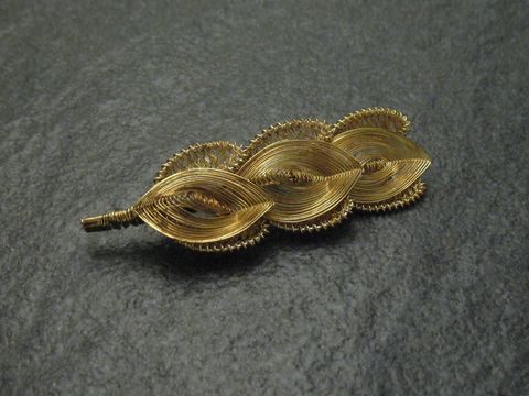 Filigrane City Brosche Handarbeit in goldfarbenem Design, Größe 60x20 mm, mit Blattmotiven, hergestellt von Juwelier Harnisch, geeignet als Modeschmuck für besondere Anlässe.