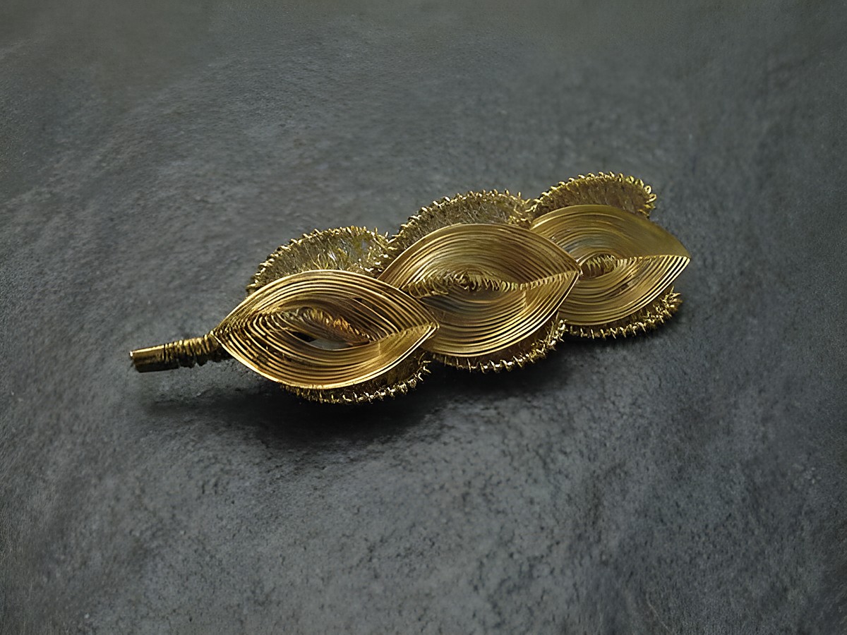 Filigrane City Brosche Handarbeit in goldfarbenem Design, Größe 60x20 mm, mit Blattmotiven, hergestellt von Juwelier Harnisch, geeignet als Modeschmuck für besondere Anlässe.