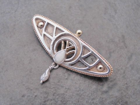 Silber Brosche im vintage Lock Design mit Opal und einer Süßwasser Zuchtperle in bicolor, hergestellt von Juwelier Harnisch. Elegantes sowie zeitloses Schmuckstück.