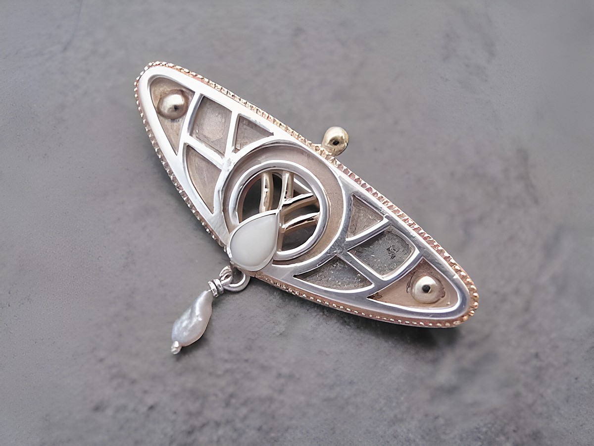 Silber Brosche im vintage Lock Design mit Opal und einer Süßwasser Zuchtperle in bicolor, hergestellt von Juwelier Harnisch. Elegantes sowie zeitloses Schmuckstück.