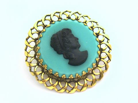 60146-0 Brosche - Gemme in türkis mit einem schwarz gefassten Stein, zeigt ein reliefartiges Profil einer Dame, Hersteller: Juwelier Harnisch, Brosche - Gemme.