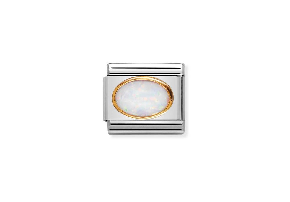 Ovaler weißer Opal in einer schlichten silbernen Fassung mit goldfarbener Umrandung, geeignet für die NOMINATION Classic Kollektion, elegantes Schmuckdesign.