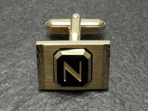 Buchstaben Manschettenknöpfe vergoldet mit Initialen N, Hersteller Juwelier Harnisch. Elegantes Design, ideal für den besonderen Anlass.