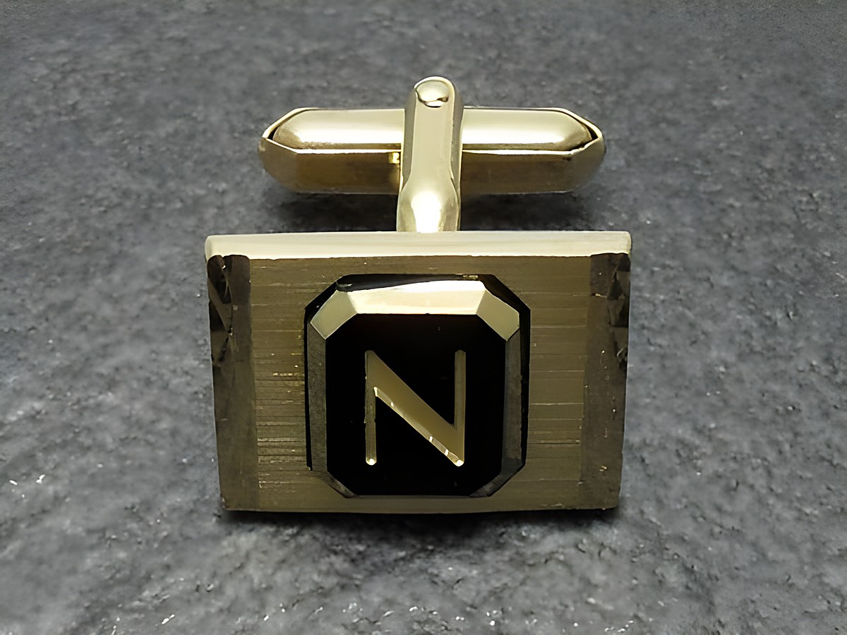 Buchstaben Manschettenknöpfe vergoldet mit Initialen N, Hersteller Juwelier Harnisch. Elegantes Design, ideal für den besonderen Anlass.