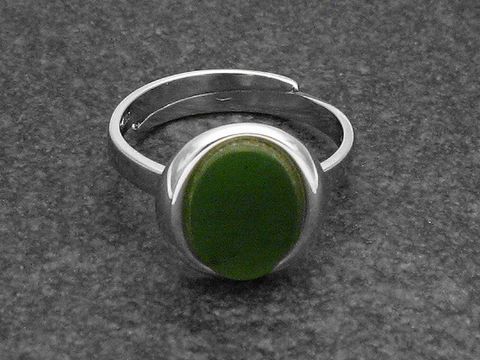 Silberring mit ovalem, grünem Jade-Stein, größenverstellbar, rhodiniert, hergestellt von Juwelier Harnisch, elegantes Design.