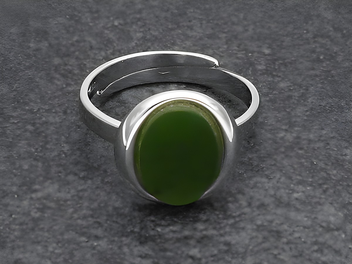 Silberring mit ovalem, grünem Jade-Stein, größenverstellbar, rhodiniert, hergestellt von Juwelier Harnisch, elegantes Design.