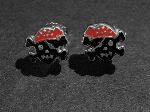 30876-0 Verspielte Silber Ohrringe in Totenkopf-Design mit schwarz-rotem Lack, ideal für Kinder. Hersteller Juwelier Harnisch.