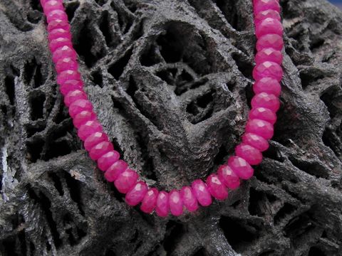 Rubinkette facettiert mit Goldschloß 585 und Rubin, Hersteller Juwelier Harnisch, Steinketten. Die Kette ist elegant und aus glitzernden, pinken Rubinen gefertigt.