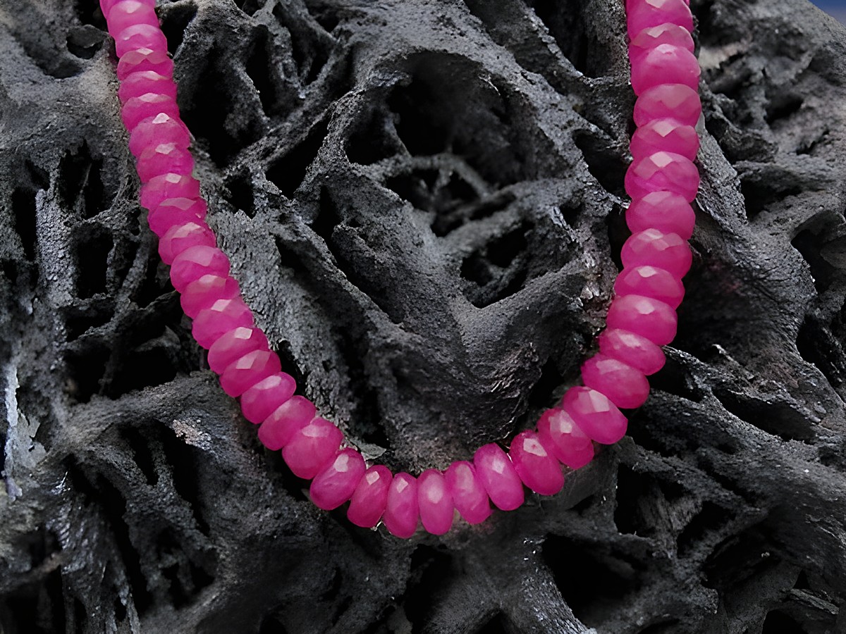 Rubinkette facettiert mit Goldschloß 585 und Rubin, Hersteller Juwelier Harnisch, Steinketten. Die Kette ist elegant und aus glitzernden, pinken Rubinen gefertigt.