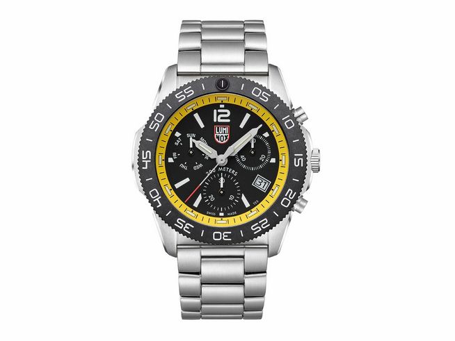 Luminox Uhr XS.3145.M Pacific Diver Chrono 44 mm, Edelstahlarmband, schwarzes Ziffernblatt mit gelben Akzenten, Chronographenfunktion, wasserdicht bis 300 Meter.