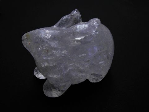 Steinfigur eines Hasen aus weißem Bergkristall, tierisch und natürlich geformt, vom Hersteller Juwelier Harnisch, ideal als Dekoration oder Sammlerstück.