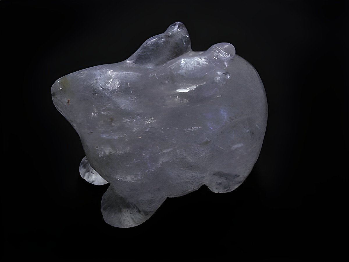 Steinfigur eines Hasen aus weißem Bergkristall, tierisch und natürlich geformt, vom Hersteller Juwelier Harnisch, ideal als Dekoration oder Sammlerstück.