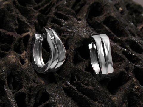 Creolen geschwungen 925 Sterling Silber rhodiniert vom Hersteller Juwelier Harnisch bis 15 mm, elegant und modisch, auf strukturierter dunkler Unterlage platziert.