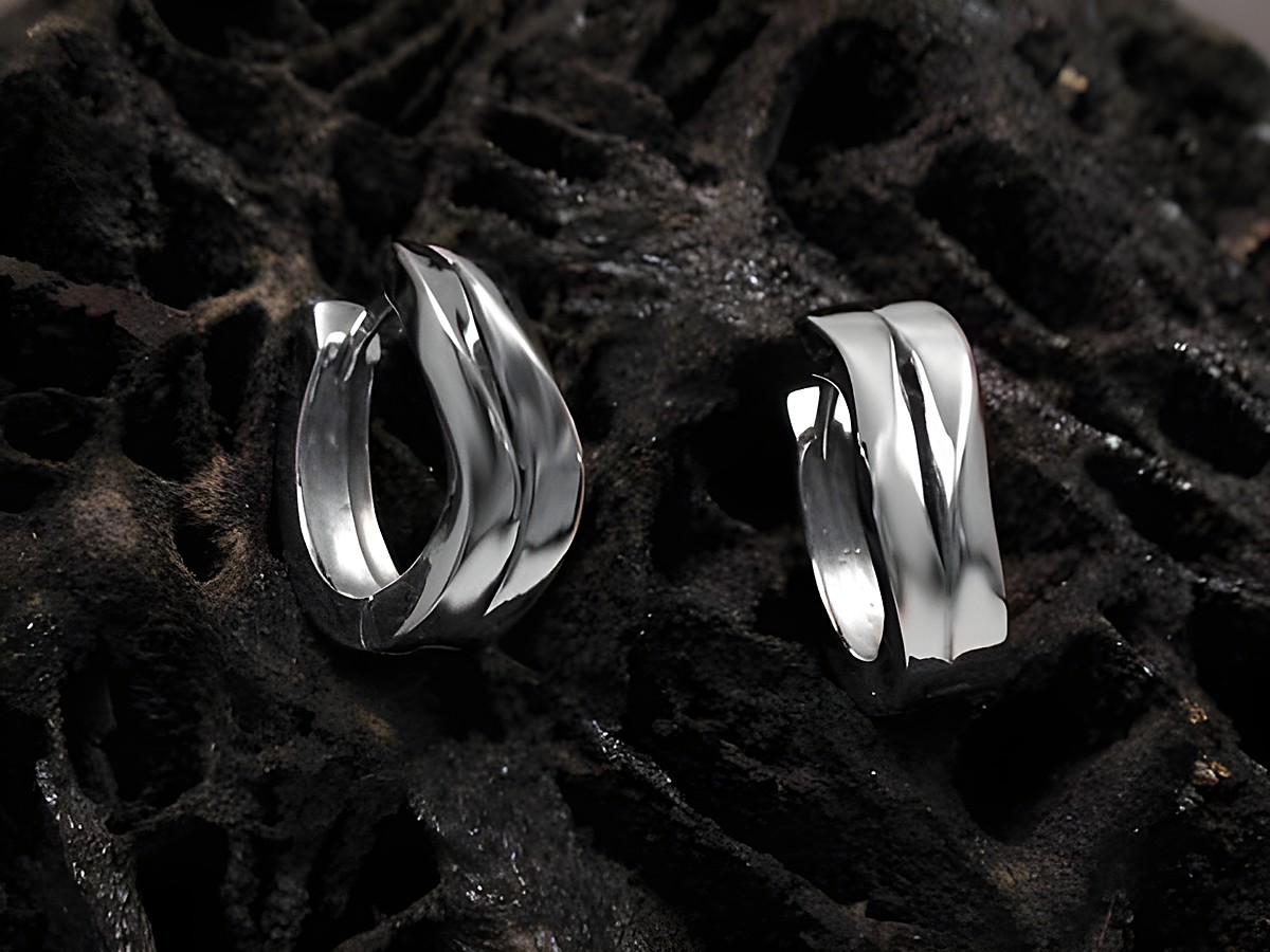 Creolen geschwungen 925 Sterling Silber rhodiniert vom Hersteller Juwelier Harnisch bis 15 mm, elegant und modisch, auf strukturierter dunkler Unterlage platziert.