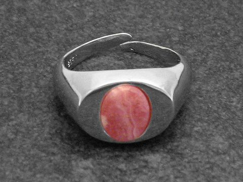 Silberring rho in modernem Design mit verstellbarem Band, ausgestattet mit einem runden Rhodochrosit-Stein, rhodiniert, hergestellt von Juwelier Harnisch.