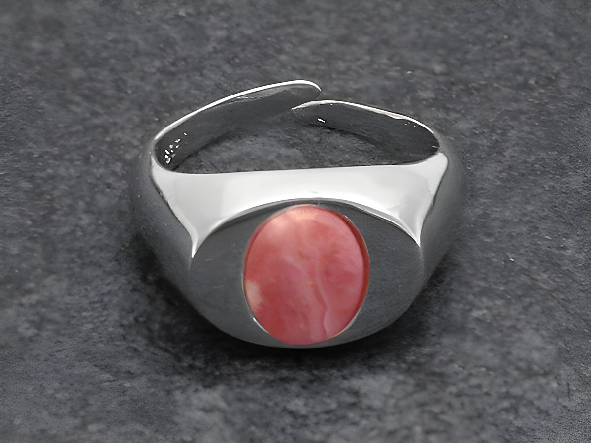 Silberring rho in modernem Design mit verstellbarem Band, ausgestattet mit einem runden Rhodochrosit-Stein, rhodiniert, hergestellt von Juwelier Harnisch.