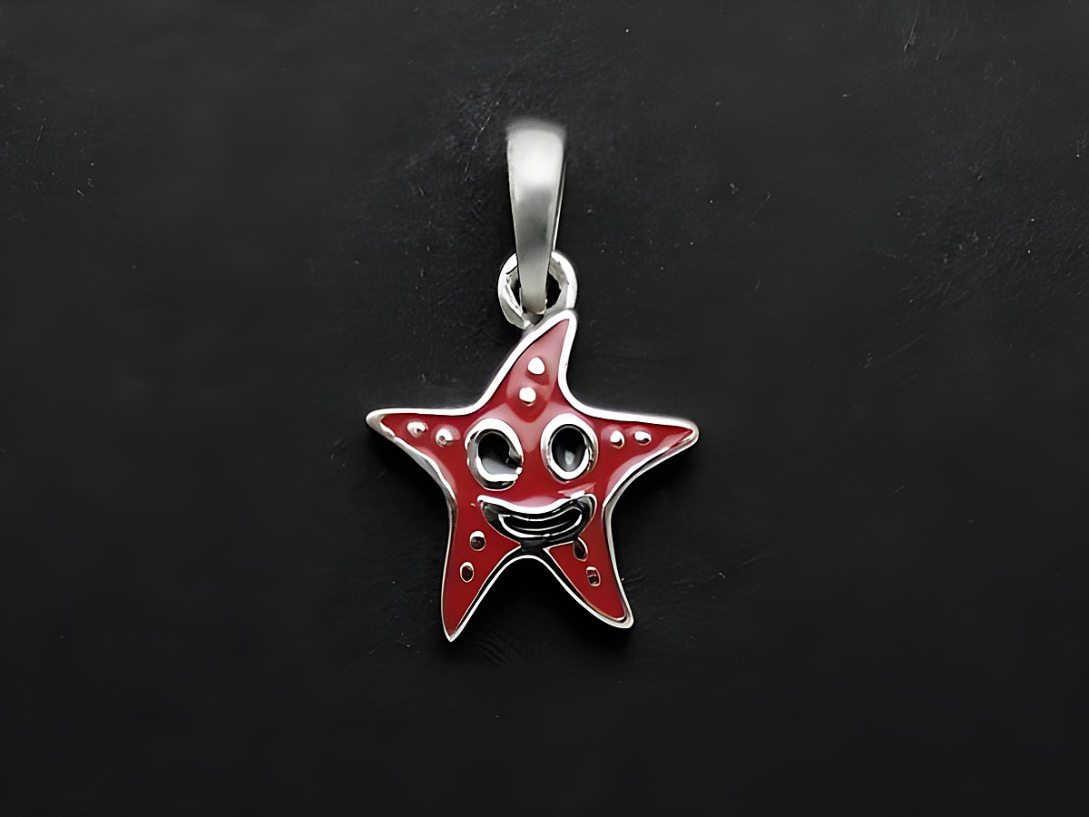 Seestern Silber Anhänger rhodiniert in rot und schwarz mit lachendem Gesicht, ideal als Schmuck für Kinder, Hersteller Juwelier Harnisch, perfekt für den Strand.