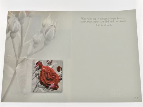 Trauerkarte mit Rosenmotiv, Hersteller Juwelier Harnisch. Die Innenseite zeigt das Zitat von Goethe und eine stilisierte Abbildung einer roten Rose auf blassem Hintergrund.