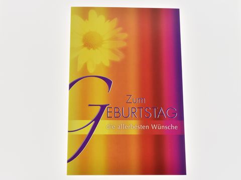 Geburtstagskarte mit einer gelben Blüte auf rotem und orangefarbenem Hintergrund, geprägt mit dem Text Zum Geburtstag die allerbesten Wünsche, Hersteller Juwelier Harnisch.