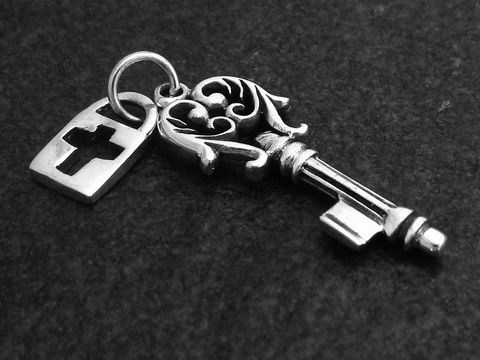 Sterling Silber Anhänger Schlüssel mit Kreuz, Hersteller Juwelier Harnisch, eleganter Schlüsselanhänger mit filigranen Details und einem kleinen Kreuzanhänger.